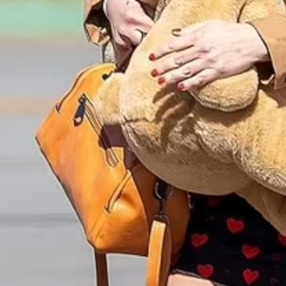 Do NOT buy! ISO: Can anyone identify this bag Britney is carrying? - Picture 3 of 7
